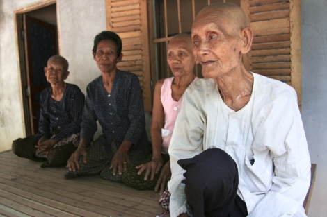 Varios ancianos habitantes de Cham Bak, la primera aldea retiro para gente mayor del pas.| EFE