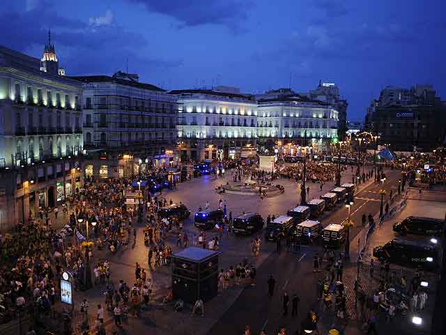 Panorámica de la Plaza de Sol, con gran presencia policial. | Antonio M. Xoubanova