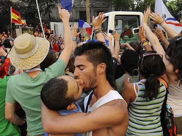 Una pareja homosexual se besa en Madrid al paso de Benedicto XVI. | Afp