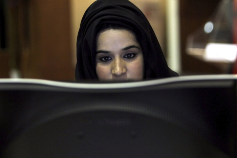 Una mujer utiliza las nuevas tecnologas en Dubai, Emiratos rabes Unidos. | Efe