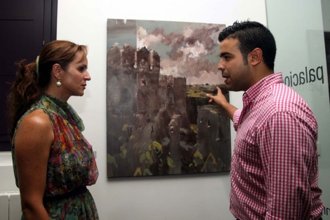 Jess Lobato, ganador del premio 'Tierra de Sabor', conversa con la consejera Silvia Clemente. | R. Blanco