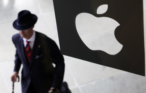 Un cliente de Apple pasa por una de sus tiendas. | Reuters