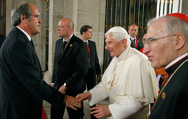 ngel Gabilondo recibe a Benedicto XVI antes de su encuentro con los profesores. | Efe