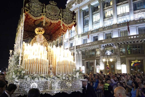 El pblico fotografa a la Virgen de Regla en su recorrido por las calles madrileas. | S.E.N.
