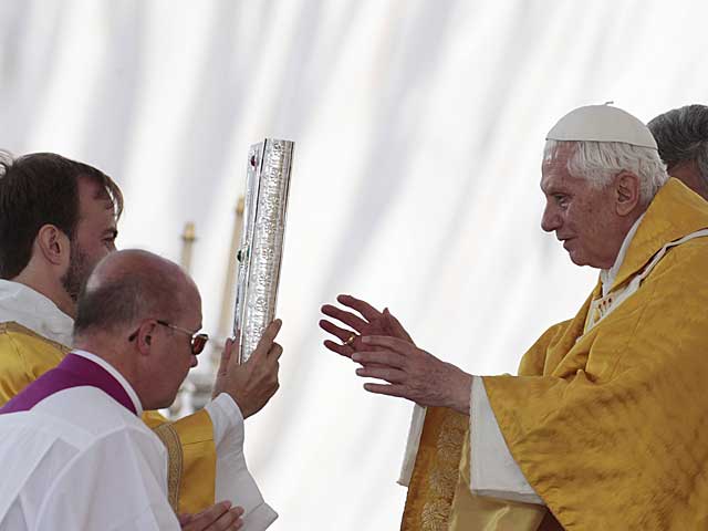El Papa recibe el Evangelio. | Ap