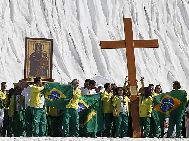 Jvenes brasileos recogen la cruz de la JMJ. | Afp
