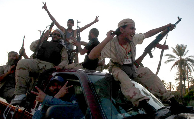 Fuerzas rebeldes celebran la proximidad de Trípoli. | Reuters