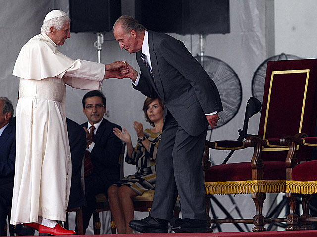 El Rey Juan Carlos I se despide del Papa.| Javier Barbancho