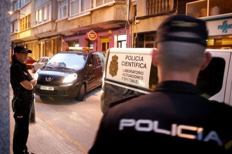 Efectivos policiales escoltando el traslado de los niños fallecidos en A Coruña. | Efe