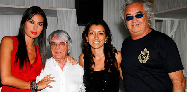 Briatore (dcha.), con su esposa (izda.), Ecclestone (2 izda.) y la esposa de ste, en la discoteca.