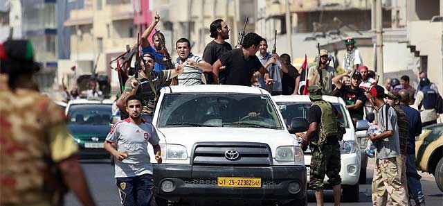 Opositores conducen hacia el centro de Trípoli. | Reuters