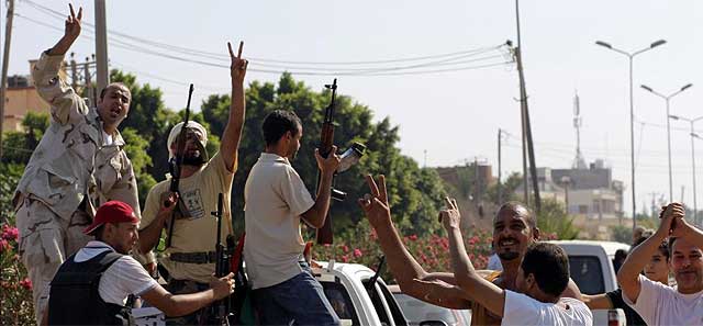 Un manifestante celebra en las calles de Bengasi el avance de los rebeldes libios. | Afp Vea ms imgenes