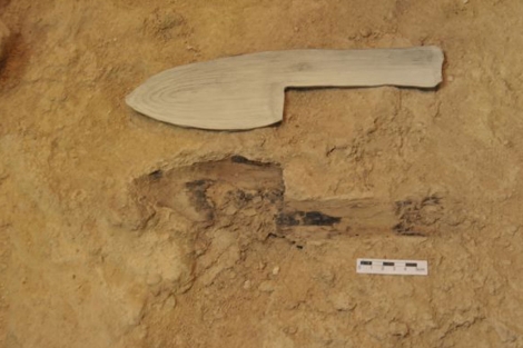 Réplica de la pequeña pala junto a la huella encontrada en Abric Romaní.|IPHES