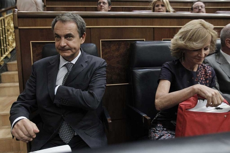 Zapatero y Salgado en sus escaños del Congreso. | Efe