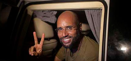 Saif al Islam posa para los periodistas que se alojan en el hotel Rixos de Trpoli.| Ap