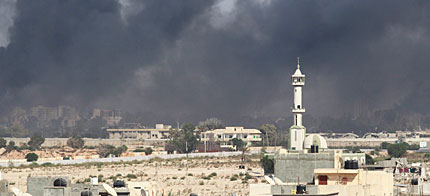 Columna de humo negro en las inmediaciones del complejo. | Reuters
