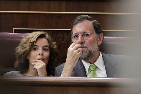 Soraya Senz de Santamara y Mariano Rajoy, ayer, en sus escaos. | Efe