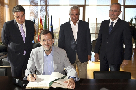 Mariano Rajoy, firma en el libro de honor de la Diputacion de Mlaga. | Carlos Diaz / Efe