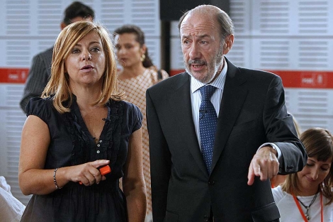 Elena Valenciano y Prez Rubalcaba, en un encuentro con padres. | Efe