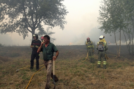 Un grupo de brigadistas en un reciente incendio en la provincia de Ourense. | Efe