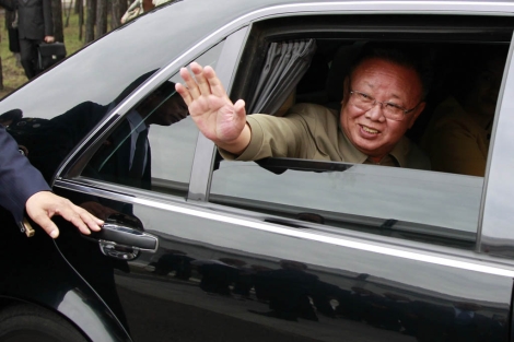 El líder norcoreano, Kim Jong-il, saluda desde su Mercedes Clase S blindado. | Reuters