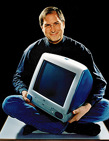 Con el iMac en 1998. | AP