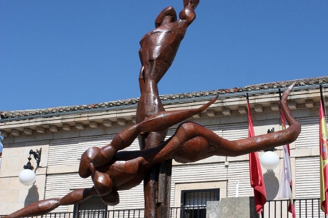 La estatua de la polmica instalada en la plaza del Ayuntamiento de Arenas. | R. Muoz