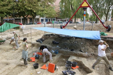 Los trabajos de exhumacin se realizan en la zona de juegos infantiles. | M. Brgimo