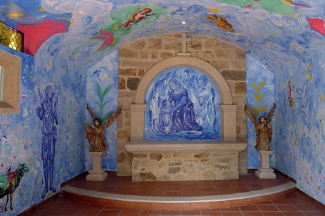 Interior de la capilla decorada por Dimas. | Efe