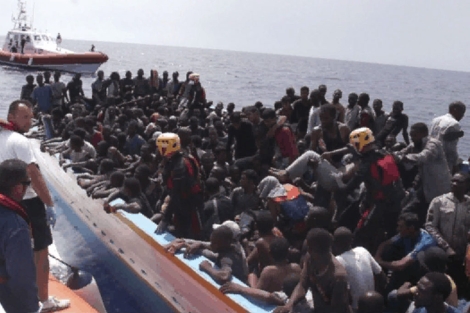 Un grupo de inmigrantes africanos intenta llegar a Lampedusa (Italia). | Efe