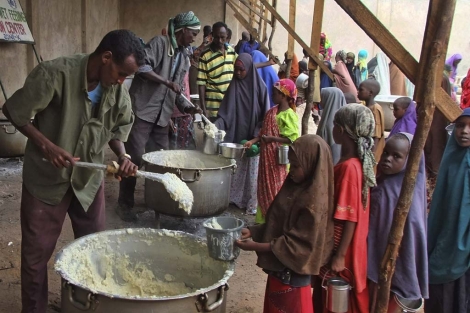 Nios somales reciben comida en uno de los campos de refugiados en Mogadiscio. | AP