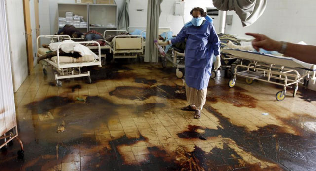 Los cadveres yacen en las camillas en un hospital abandonado de Trpoli. | Reuters