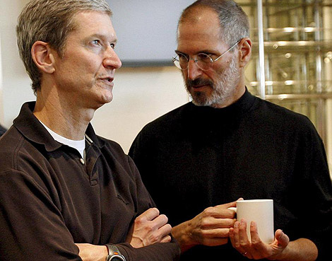Tim Cook (izda.) junto a Steve Jobs, en 2007. | Efe