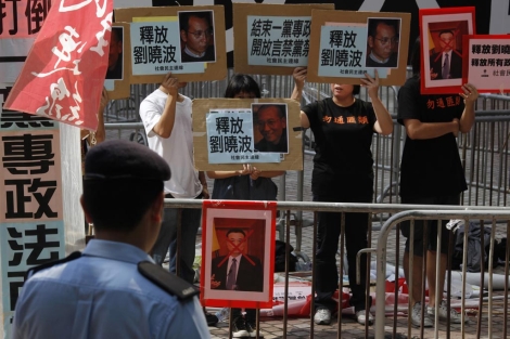 Manifestantes exigiendo la libertad del Nobel de la Paz Liu Xiaobo en Tiananmen.| AP