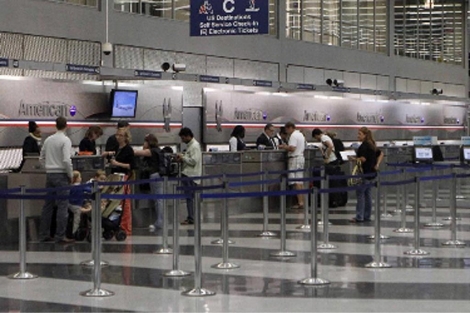 Pasajeros facturando en el aeropuerto de Chicaho.| Reuters