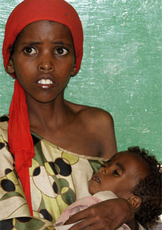 Una nia sostiene a su hermano, con severa malnutricin en un hospital de la capital. | REUTERS