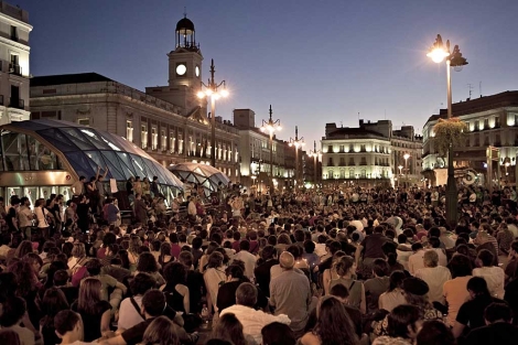 Asamblea del Movimiento 15-M, el domingo por la noche, en la Puerta del Sol. | Efe