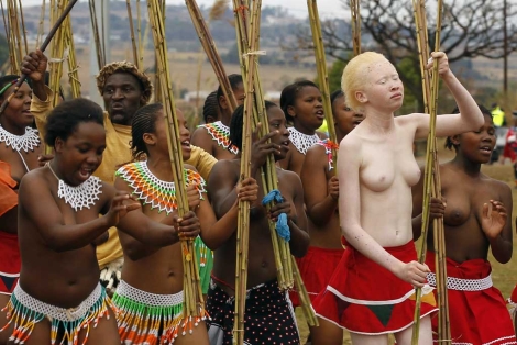 Jvenes bailando delante del monarca de Suazilandia. | Reuters