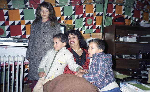 La mujer del derrocado dictador libio Muamar Gadafi, Safia, posa con algunos de sus hijos, en una imagen de 1986. | Reuters