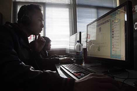 Un ciudadano chino usando Internet | Foto: AP