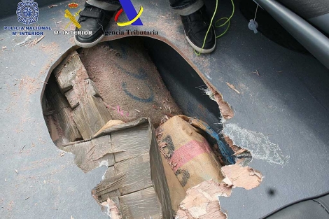 El hachs oculto en la quilla de la embarcacin de los narcos. | Polica Nacional