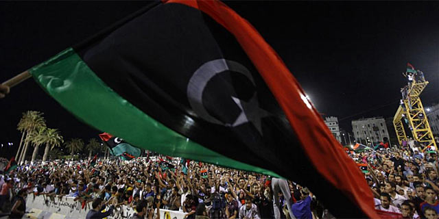 Cientos de personas celebran en la 'Plaza Verde' de Trpoli el avance hacia una nueva era sin Gadafi. | Reuters