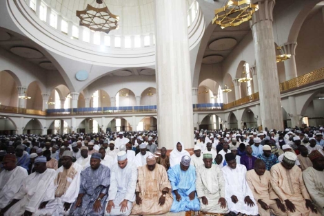 Un grupo de musulmanes nigerianos celebran el fin del Ramadn. | Ap