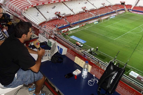 Un locutor de Radio Marca en su puesto de comentarista para seguir el Sevilla-Mlaga. | Efe