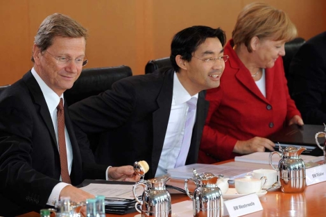 Los ministros de Exteriores, Westerwelle, y Economa, Philipp Roesler, junto a la canciller Merkel.