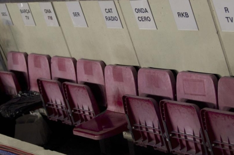Los asientos destinados a las radios, vacos en el Camp Nou. | Efe