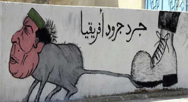 Muamar Gadafi caricaturizado como una rata en un muro en Trpoli. | Efe