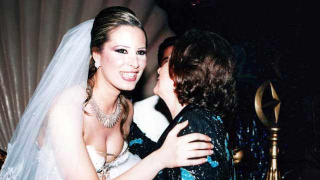 Una foto sacada de un lbum de Gadafi muestra a Aisha el da de su boda. | Afp