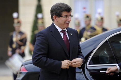 El ministro de Exteriores turco, Ahmet Davutoglu, a su llegada a Francia. | Afp