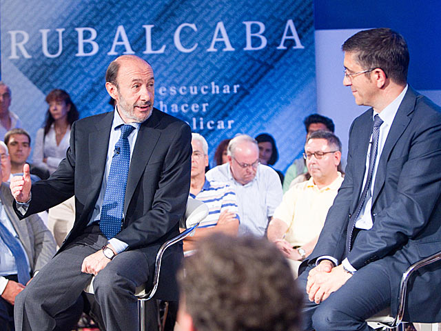 Alfredo Prez Rubalcaba, durante la reunin en Bilbao con empresarios y socialistas vascos, entre ellos Patxi Lpez. | Mitxi